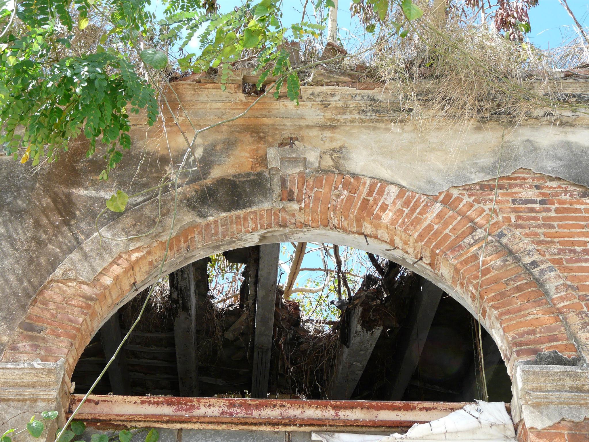 Edificio abandonado en la Avenida González Clemente - Ponce - 2012 00006